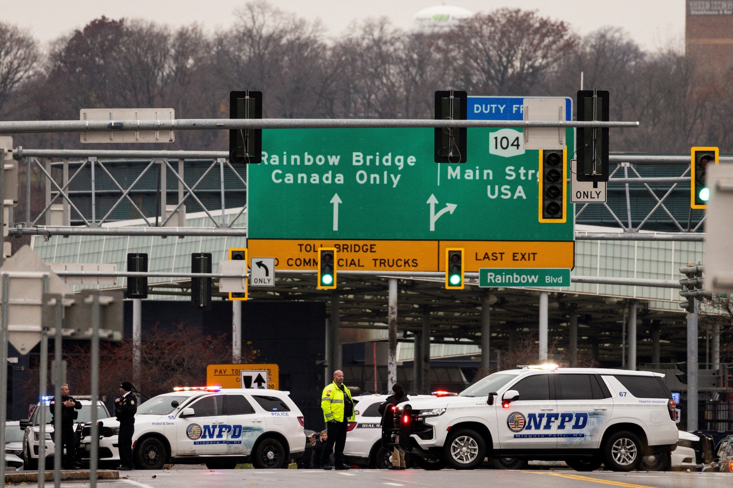 PHOTO: Police blockade roads after an incident at the Rainbow Bridge U.S. border crossing with Canada, in Niagara Falls, N.Y., Nov. 22, 2023.