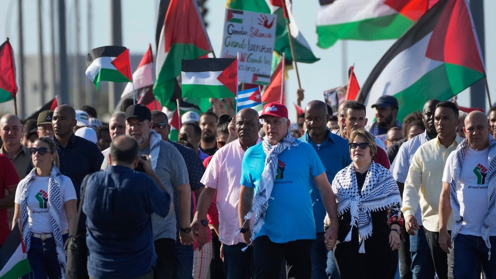 Cuban President Miguel Díaz-Canel, center, and his wife Lis Cuesta march during a pro-Palestinian demonstration in Havana, Cuba, Thursday, Nov. 23, 2023. (AP Photo/Ramon Espinosa)